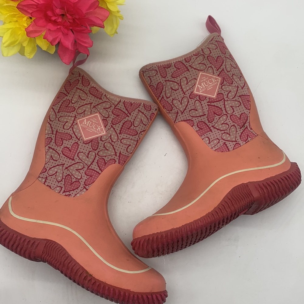 The Muck Boot Company Pink Red Heart Patterned Waterproof Boots Size 5. WRB3031A